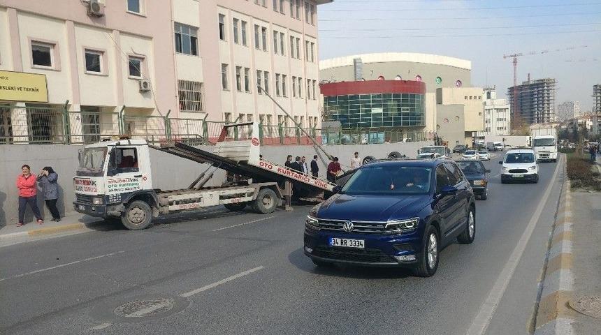 (&ouml;zel Haber) Otomobil Okul Duvarına &Ccedil;arptı