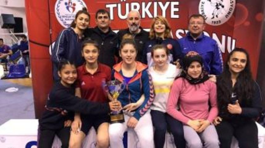 Başarılı Bayan G&uuml;reş&ccedil;iler Tekirdağ&rsquo;a D&ouml;nd&uuml;