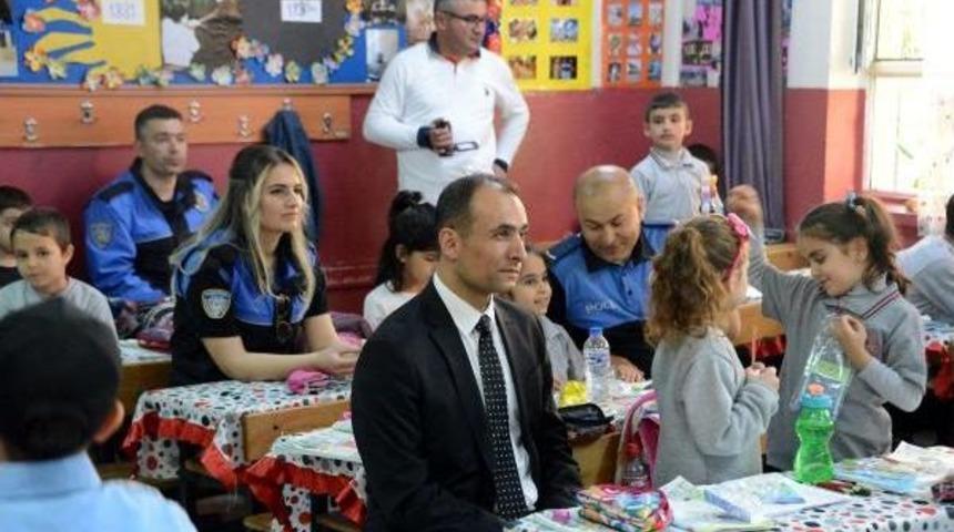 Miniklerden Polise Duygu Y&uuml;kl&uuml; Klip