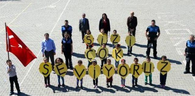 Miniklerden Polise Duygu Yüklü Klip