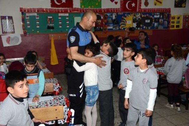 Miniklerden Polise Duygu Yüklü Klip