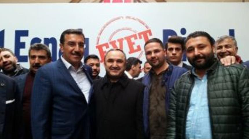 Bakan T&uuml;fenkci Hal Esnafı İle Bir Araya Geldi