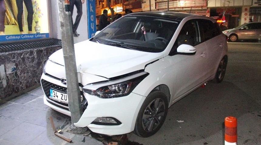 Kadın Sürücü Aydınlatma Direğine Çarptı