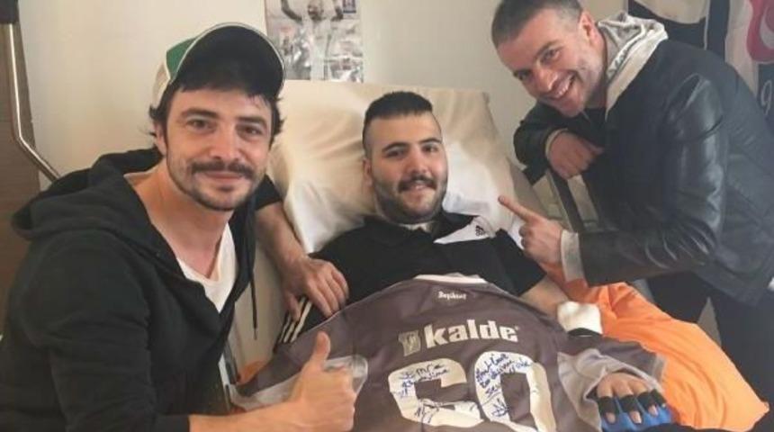 Doğum G&uuml;n&uuml;n&uuml; 2'nci Kez Hastanede Ge&ccedil;iren Liseli Emre&rsquo;Ye Videolu 300 Kutlama Mesajı Kampanyası