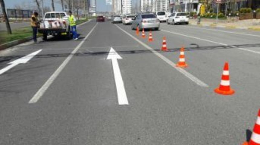 Diyarbakır&rsquo;da Yol &Ccedil;izgileri Ve Trafik Levhaları Yenileniyor