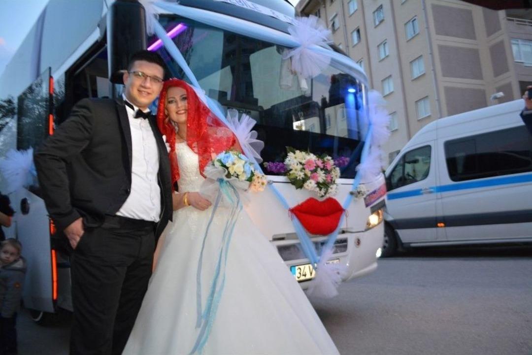 Gen&ccedil; Muavin D&uuml;nyaevine Otob&uuml;s&uuml;yle Girdi