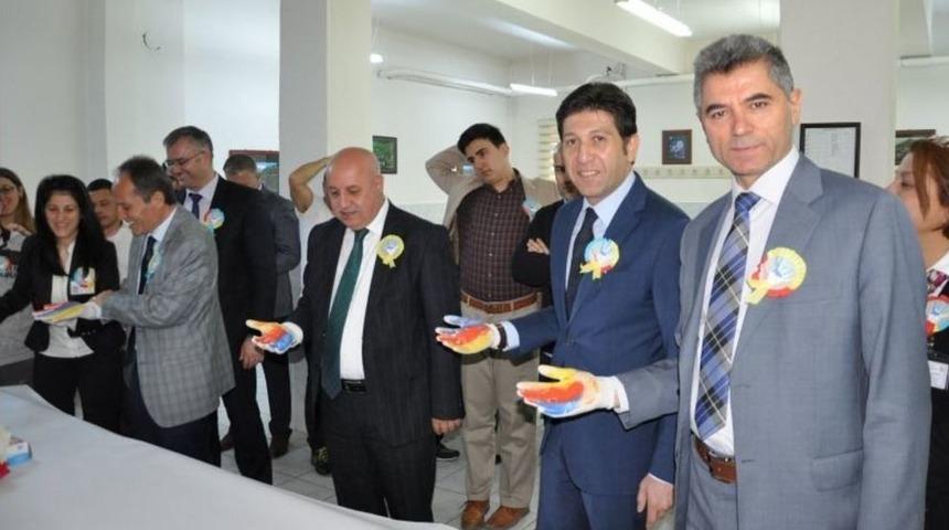 Otizm Farkındalığı İ&ccedil;in El Baskılı Eğitim