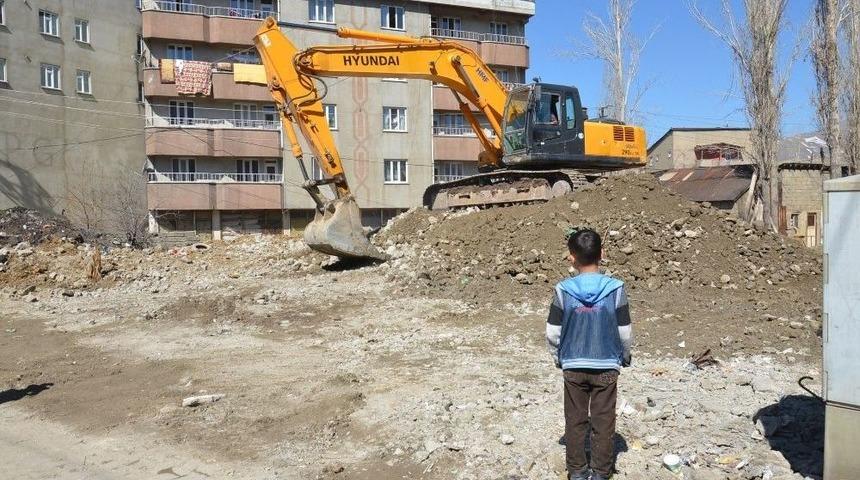 Y&uuml;ksekova&rsquo;da Yıkım &Ccedil;alışması