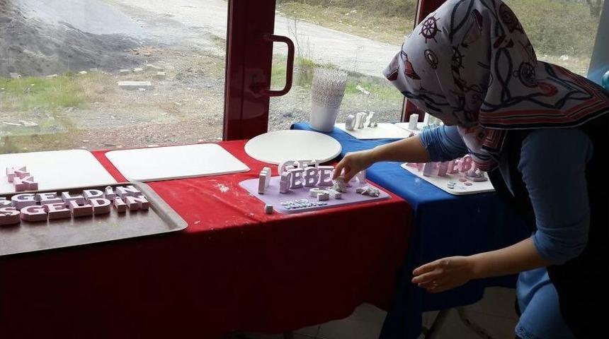 Belediye Başkanının Eşi Kendi El Emeğini Annelere Hediye Ediyor