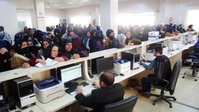 Şanlıurfa'da Ramazan Yardımı Kuyruğu