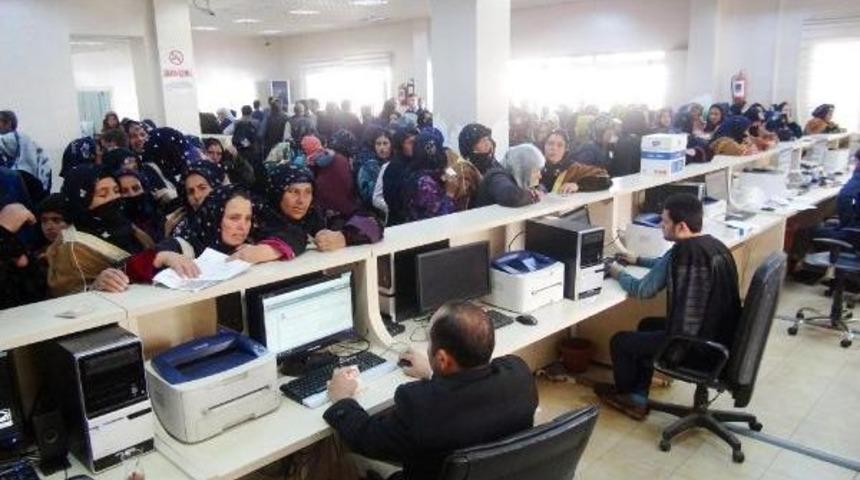 Şanlıurfa'da Ramazan Yardımı Kuyruğu