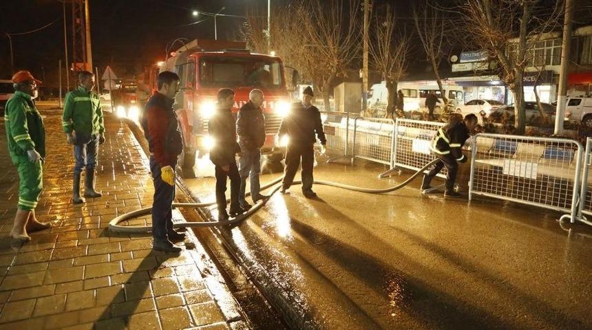 Y&uuml;ksekova&rsquo;da Yol Yıkama &Ccedil;alışması