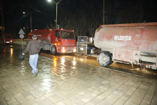 Yüksekova’da Yol Yıkama Çalışması