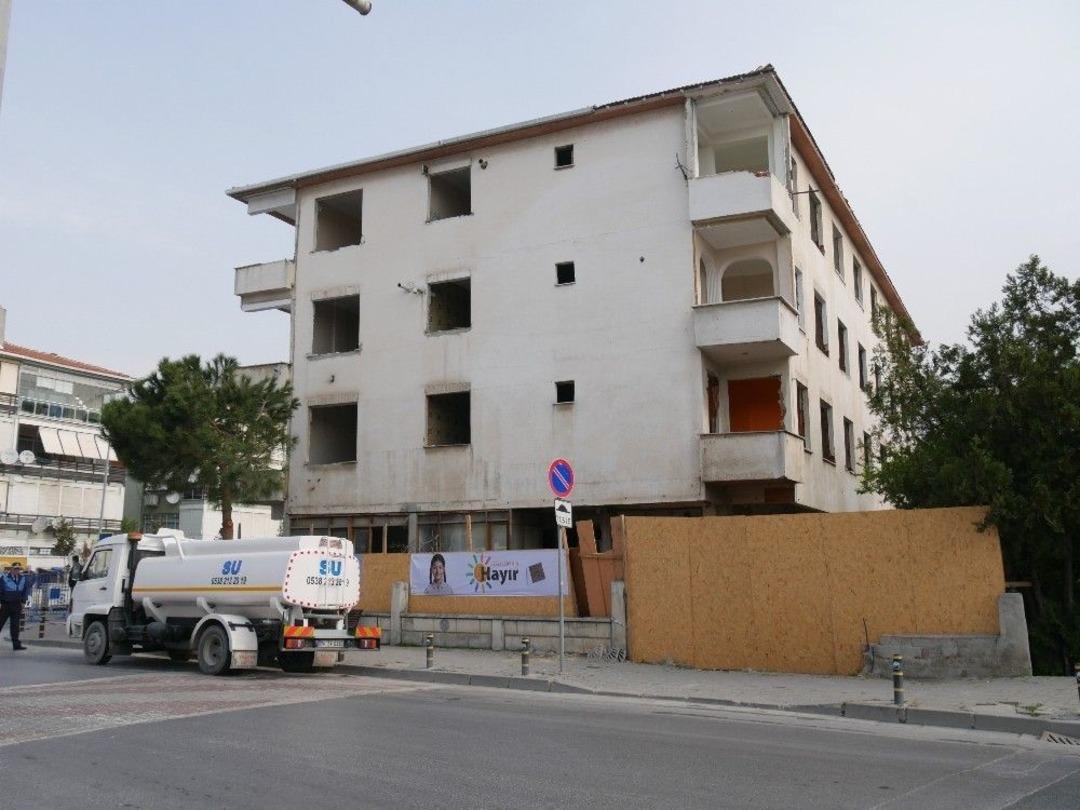B&uuml;y&uuml;k&ccedil;ekmece&rsquo;de Riskli 100 Dairenin Yıkımı Ger&ccedil;ekleştirildi