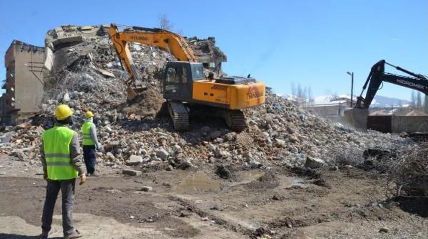 Y&uuml;ksekova'da Hasarlı Binaları Yıkım &Ccedil;alışmalarına Yeniden Başlandı