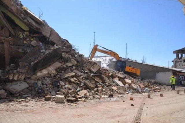 Yüksekova'da Hasarlı Binaları Yıkım Çalışmalarına Yeniden Başlandı