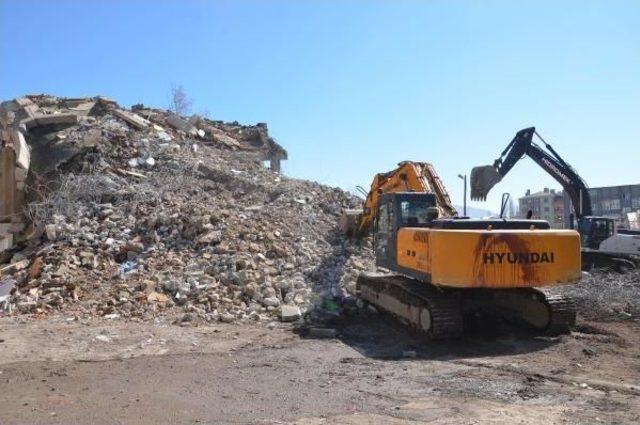 Yüksekova'da Hasarlı Binaları Yıkım Çalışmalarına Yeniden Başlandı