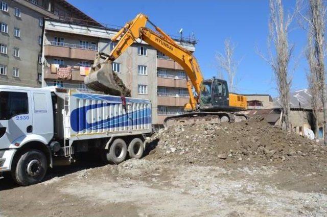 Yüksekova'da Hasarlı Binaları Yıkım Çalışmalarına Yeniden Başlandı