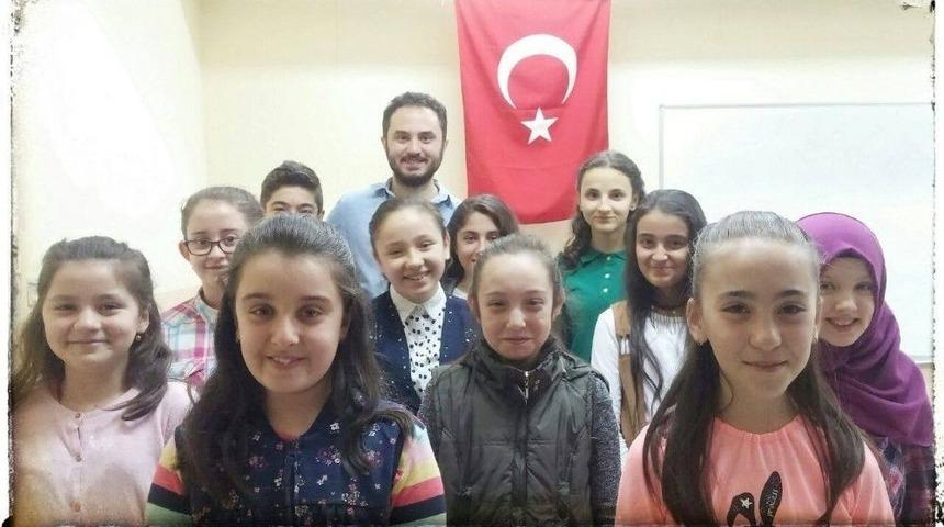 Minik Y&uuml;rekler Vatan Sevgilerini Dillendirdi