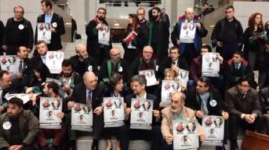 Adliye I&ccedil;inde Eylem Yapan Gruba Polis M&uuml;dahalesi (1)