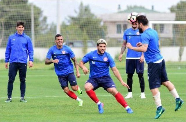 Antalyaspor Teknik Direktörü Çalımbay'dan Futbolcularına Uyarı