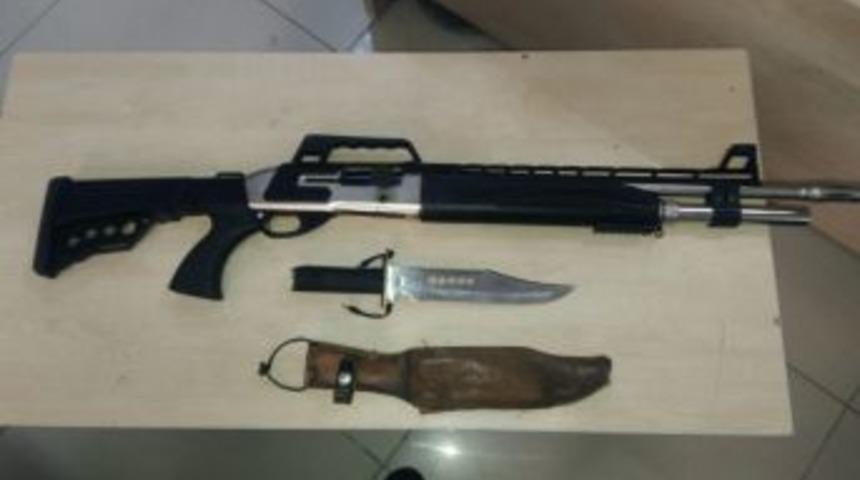 Ş&uuml;pheli Otomobilden Silah Ve Bı&ccedil;ak Bulundu