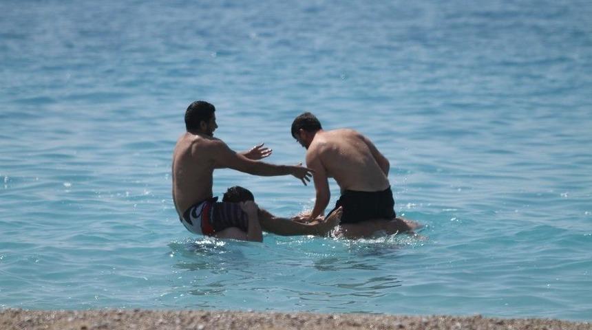 Sıcağı Gören Kendini Denize Attı