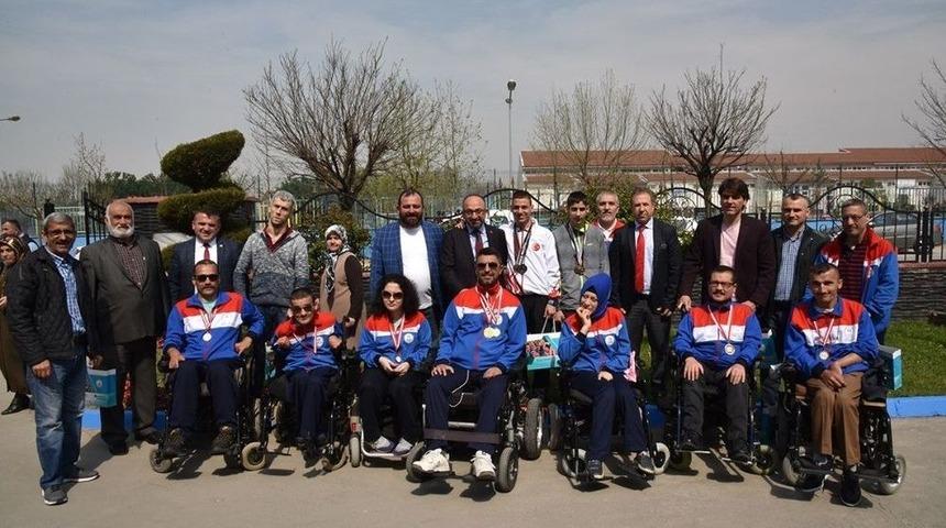 Engelleri Aştılar, Başarıya Doymuyorlar