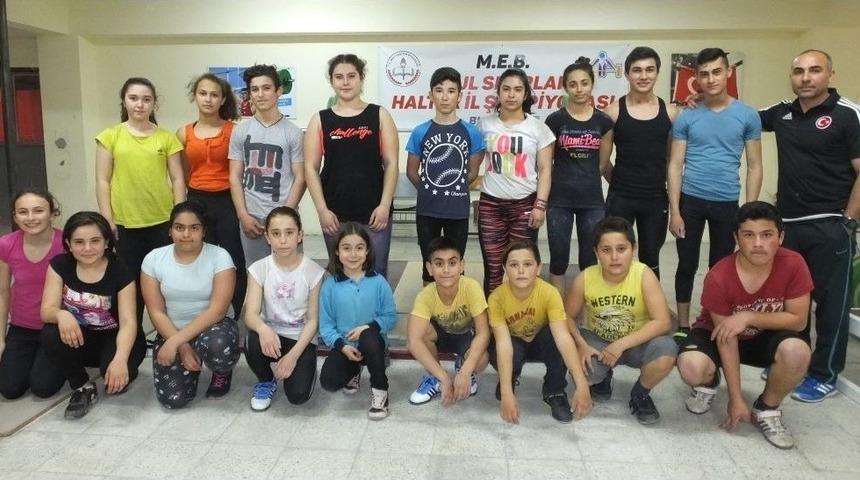 Balıkesirli Halterciler Destek Bekliyor