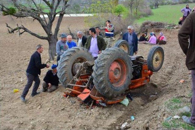 Devrilen Traktörün Altında Kalıp Öldü