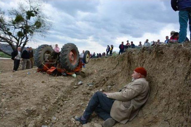 Devrilen Traktörün Altında Kalıp Öldü