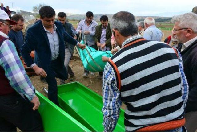 Devrilen Traktörün Altında Kalıp Öldü