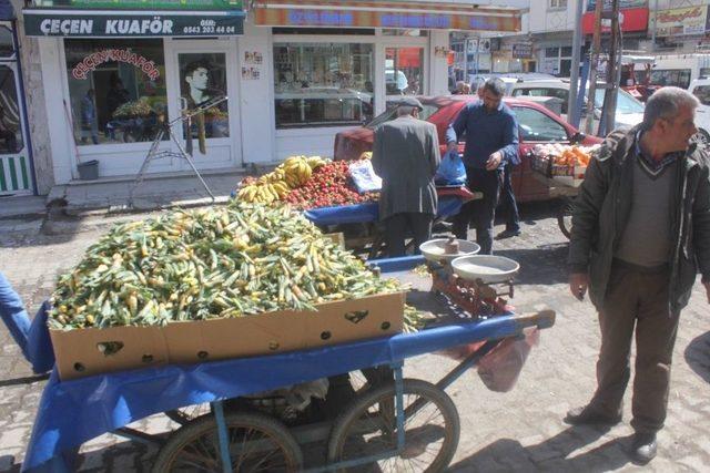 Ağrı&rsquo;da &Ccedil;iriş Tezgahlardaki Yerini Aldı 2