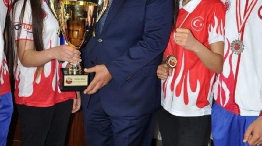 &Ccedil;etin: "spora Ve Sporculara Desteğimiz S&uuml;recek&rdquo;