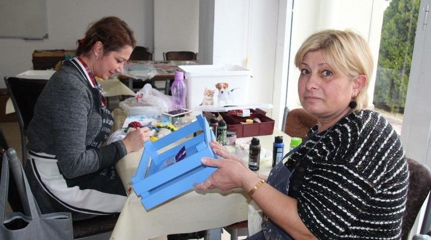 İlk Ahşap Dekoratif Eşyaları Atat&uuml;rk&ccedil;&uuml; D&uuml;ş&uuml;nce Derneği İ&ccedil;in &Uuml;rettiler