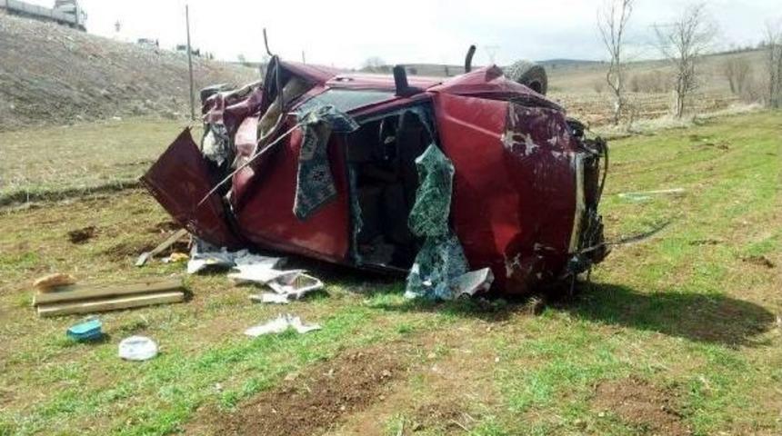 Cenaze Yolunda Kaza: 1 &Ouml;l&uuml;, 2 Yaralı