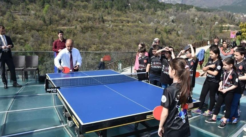 Vali Cam Teras &Uuml;zerinde Masa Tenisi Oynadı