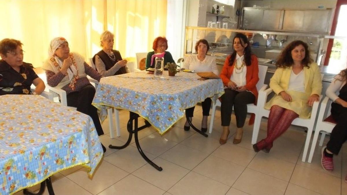 Huzurevinde &Ouml;ğrenciler S&ouml;yledi, Yaşlılar Oynadı