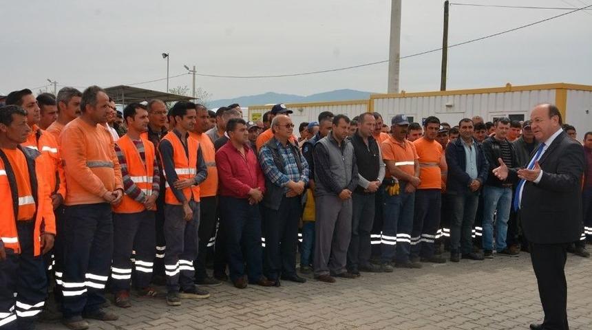 Başkan &Ouml;zakcan, &Ouml;ğle Yemeğini İş&ccedil;ilerle Birlikte Yedi