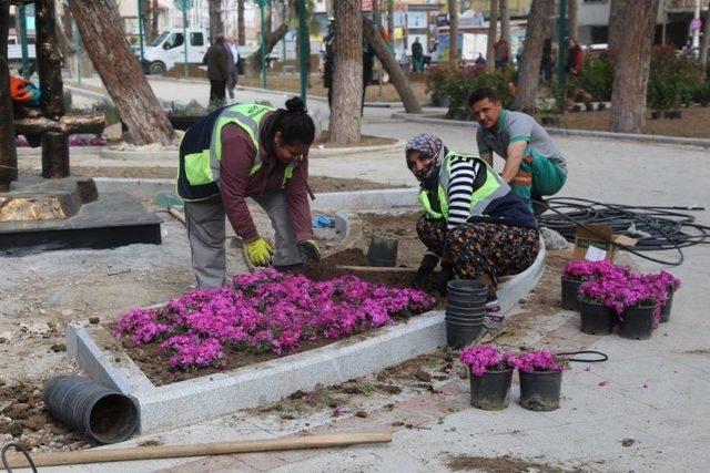 Burhaniye’de Parklar Güzelleşiyor