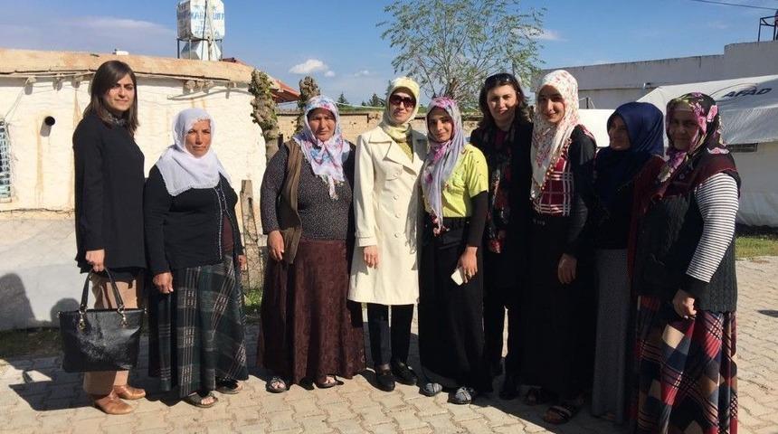 Vali Erin&rsquo;in Eşi Depremzedeleri Ziyaret Etti