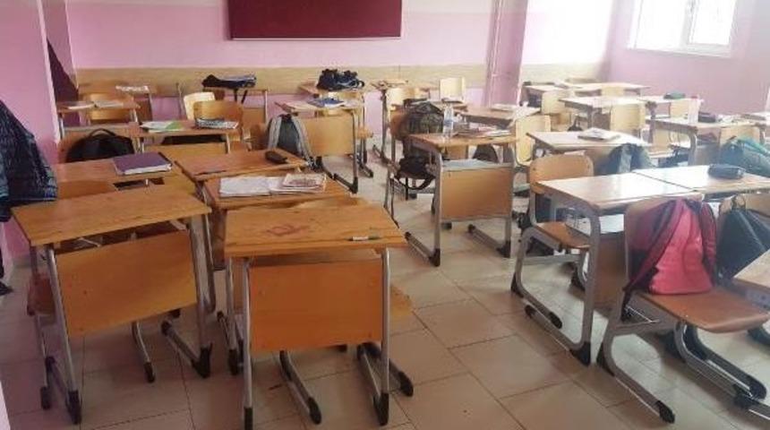 Lisede Bı&ccedil;aklı Dehşetin Yaşandığı Kat Kapatıldı, Sınıflar &Uuml;st Katlara Taşındı.