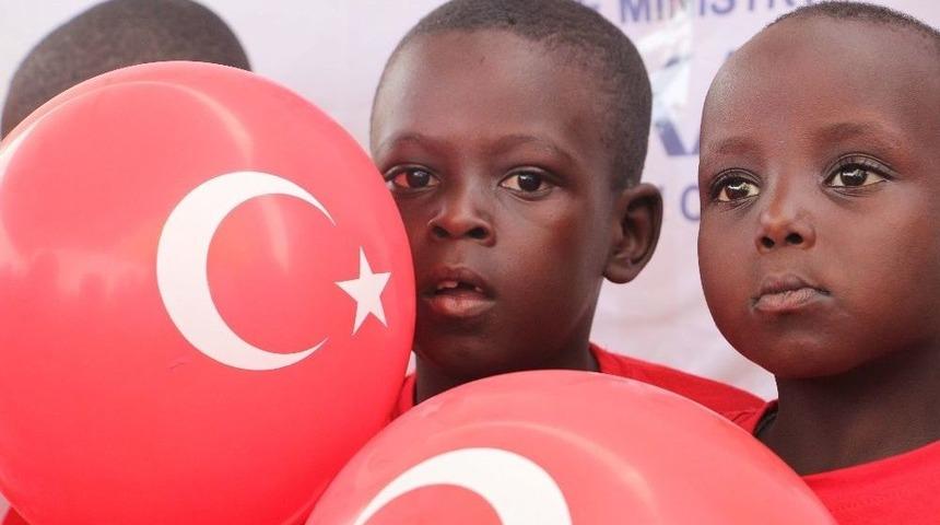 Tika &Ccedil;ad&rsquo;da G&ouml;n&uuml;ll&uuml; Doktorlarla Şifa Dağıtmaya Devam Ediyor