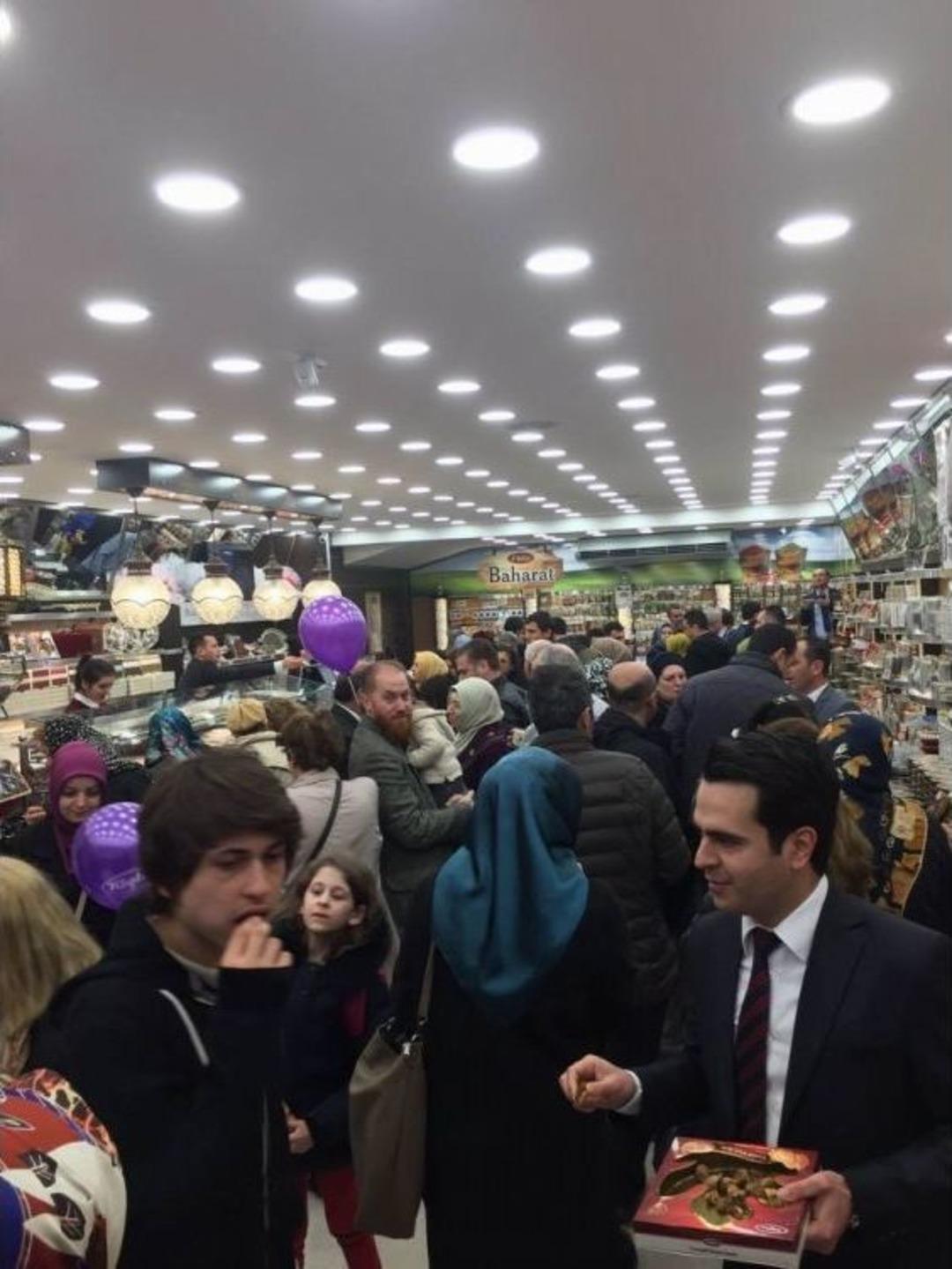 Kuruyemiş Magazası A&ccedil;ılışında İzdiham