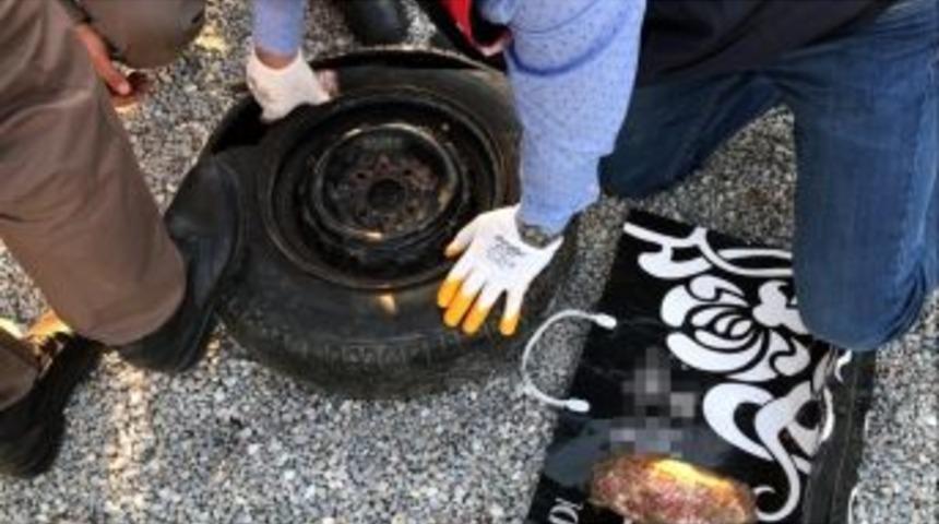 Esrarı Arabanın Yedek Lastiğinin İ&ccedil;ine Sakladılar