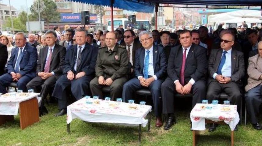 K&ouml;pr&uuml; Faciasının 5'inci Yılında Karanfilli Anma