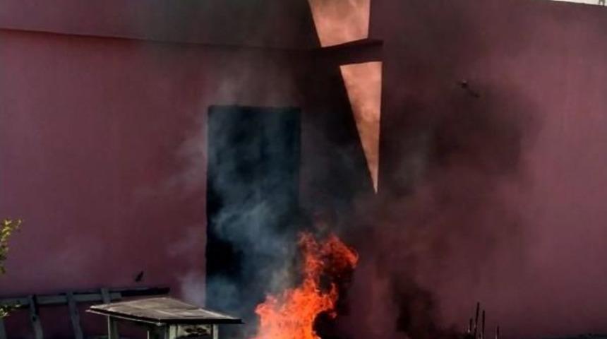 Polisin Bastığı Evin Damında 200 Kilo Esrar Yaktılar