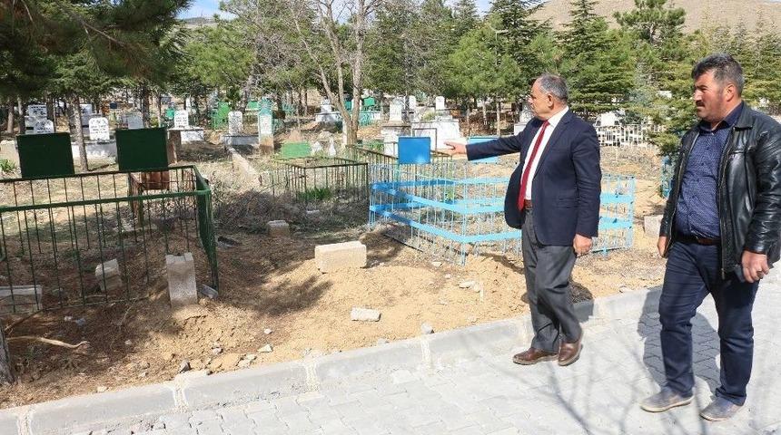 Yahyalı Mezarlıklarında Çevre Düzenlemesi Başladı