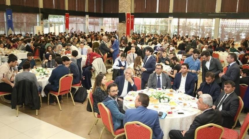 Başkan Karaosmanoğlu, &Uuml;niversite &Ouml;ğrencileriyle Buluştu