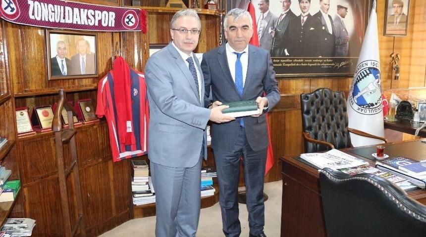 M&uuml;ft&uuml;, Demirci&rsquo;ye Kur&rsquo;an-ı Kerim Hediye Etti